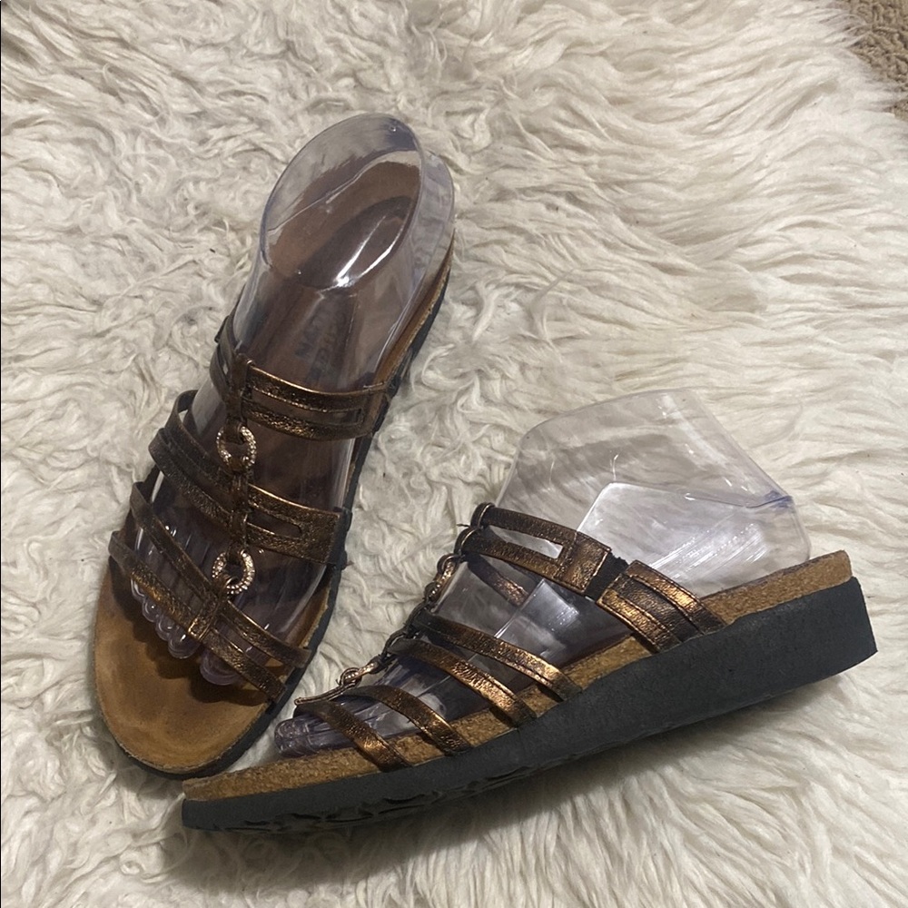 Naot Betty Burnt‎ Copper Leather Strappy Sandals
Women’s 41 EU 10-10.5 US